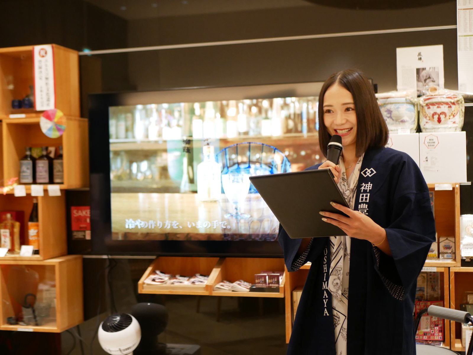 司会の緑川静香さんの開会のあいさつ