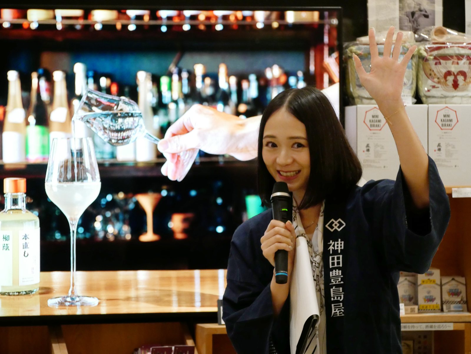 四杯目の作り方を案内する緑川さん