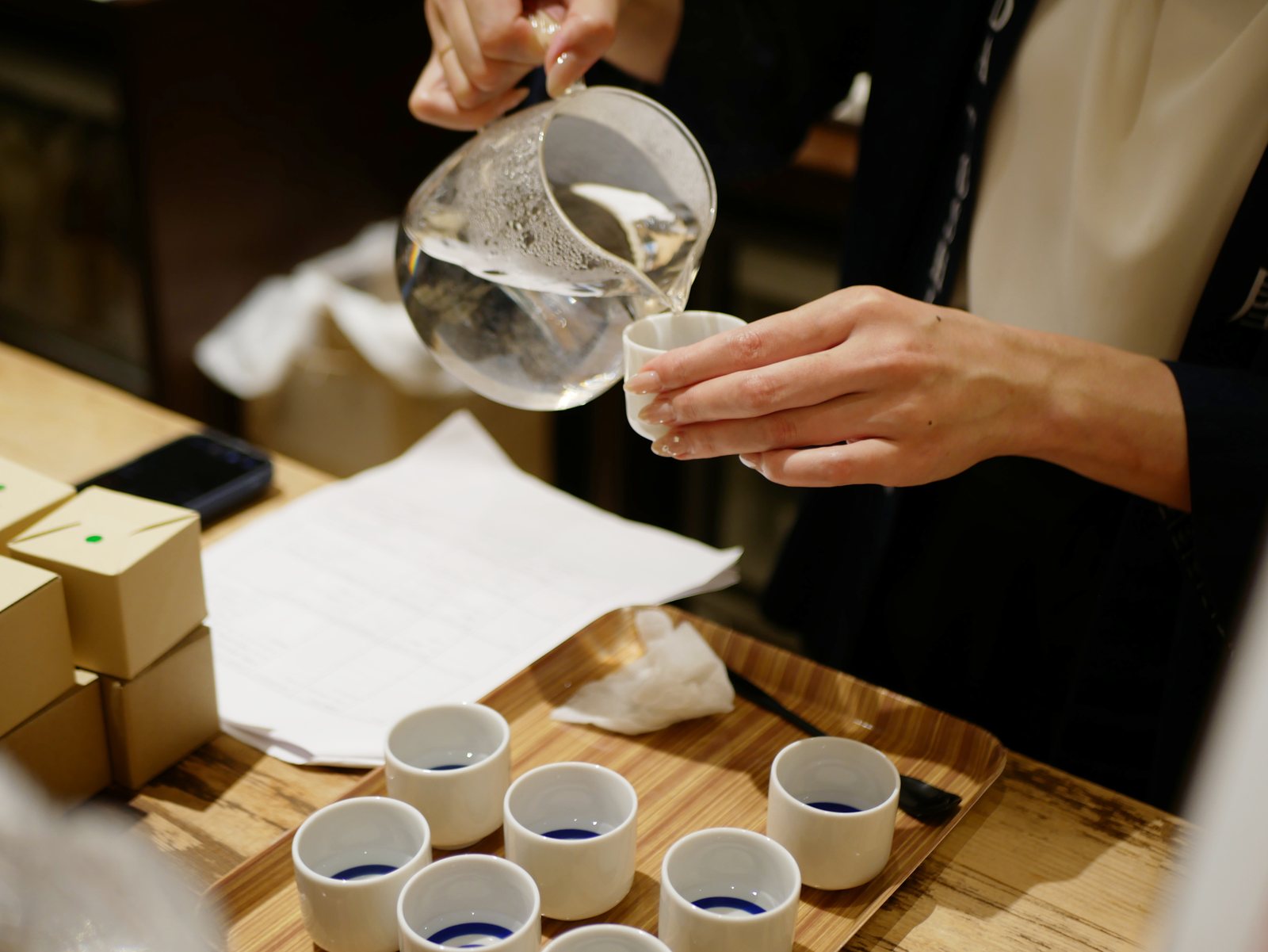 おちょこにお湯割りを注ぐ